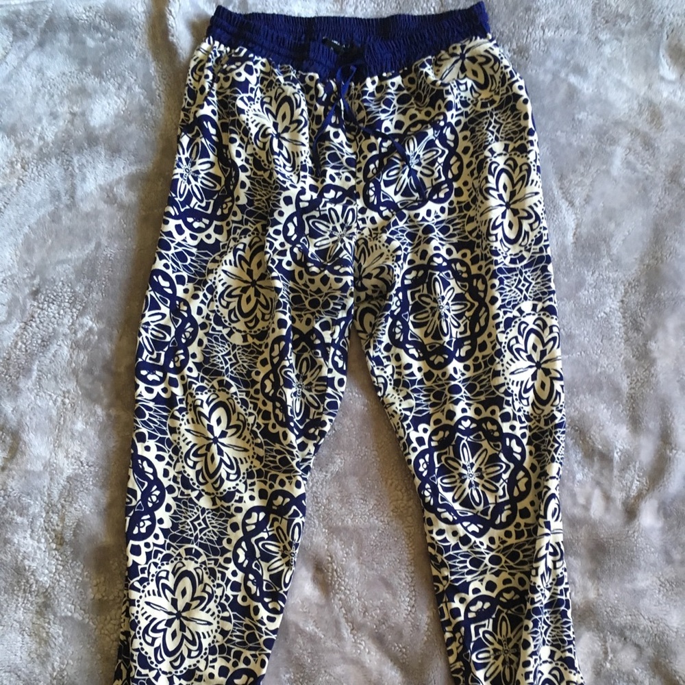 Pattern Navy Blue & Cream jogger like pants.